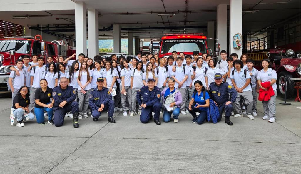 Estudiantes de institución educativa de Pereira conocen y viven por un día la labor del Cuerpo Oficial de&nbsp;Bomberos*