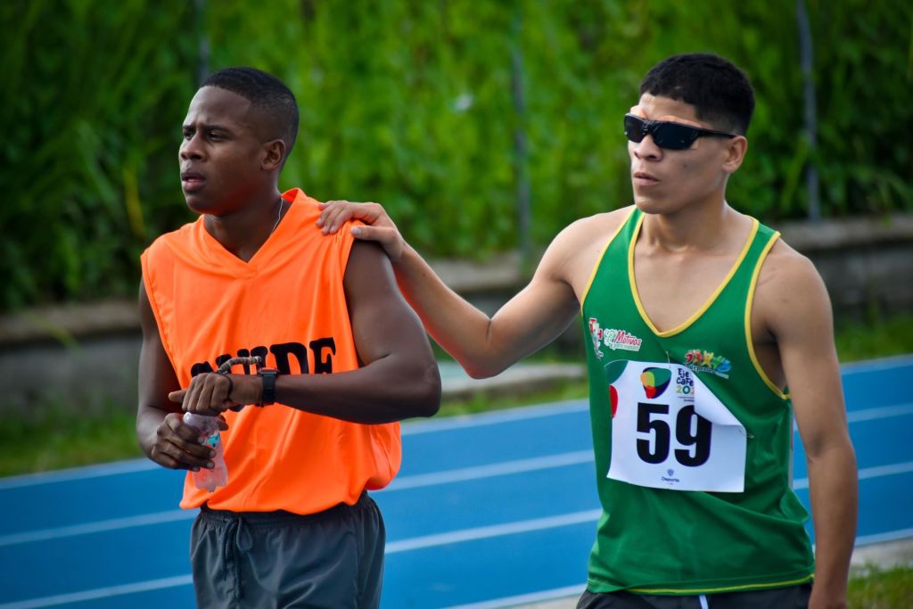 Un atleta visual y su guía: lecciones de disciplina, superación y hermandad en el Para atletismo de los Juegos Nacionales&nbsp;Juveniles
