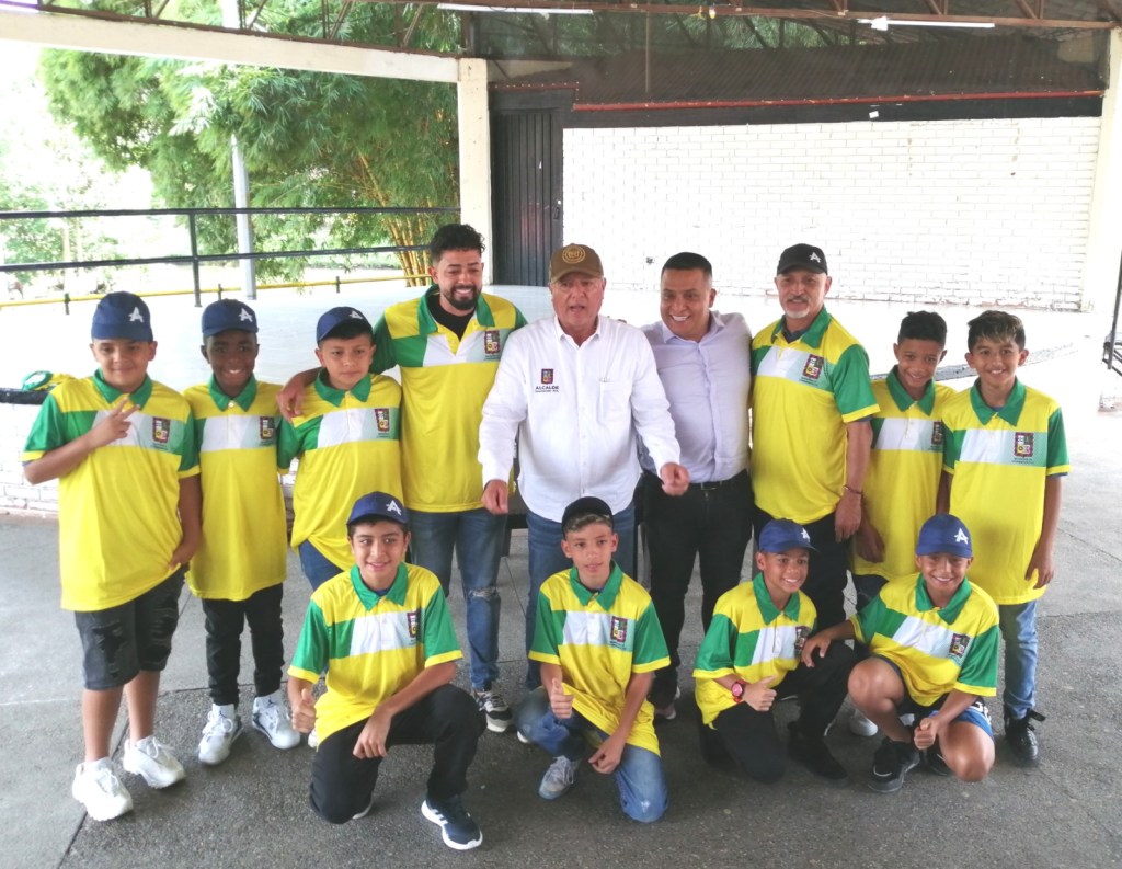 Roberto Jiménez entregó uniformes a Club de fútbol, que representará a Dosquebradas en Torneo&nbsp;nacional
