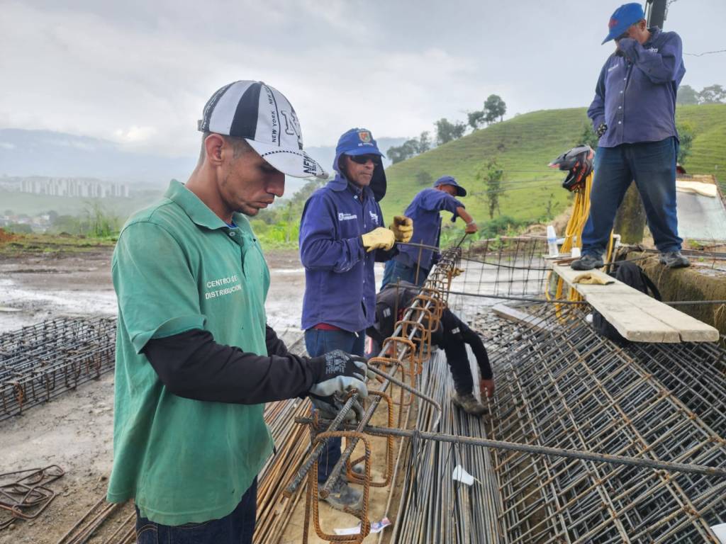 Comunidad y Alcaldía de Pereira se unen en convite para construir placa huella en la vía El&nbsp;Chocho