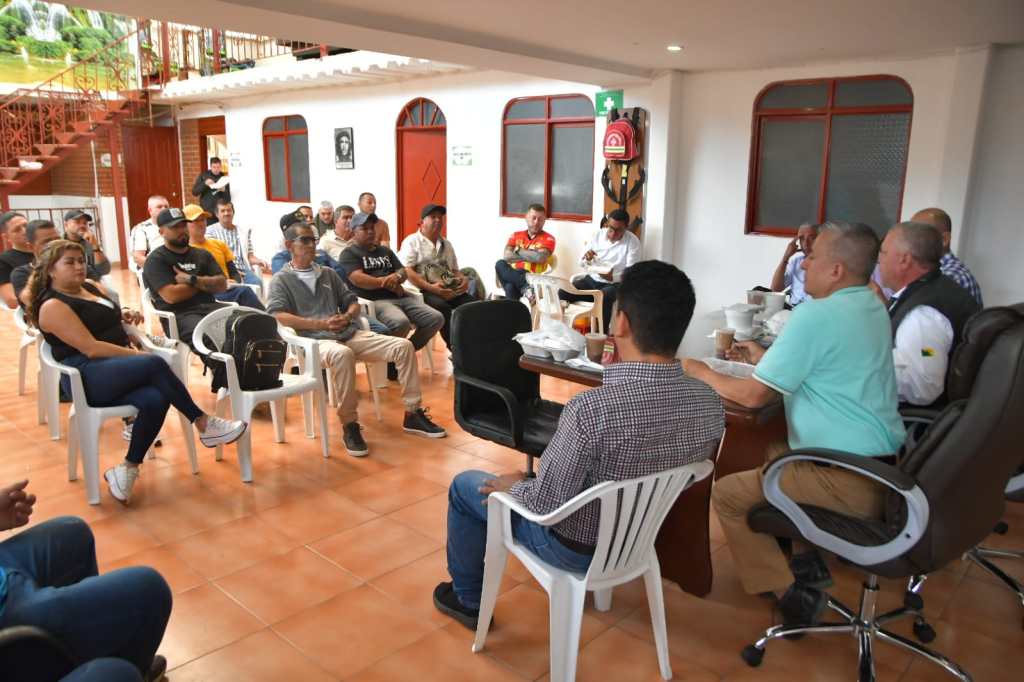 Alcalde Roberto Jiménez transforma la calidad de vida de 32 obreros de&nbsp;Dosquebradas